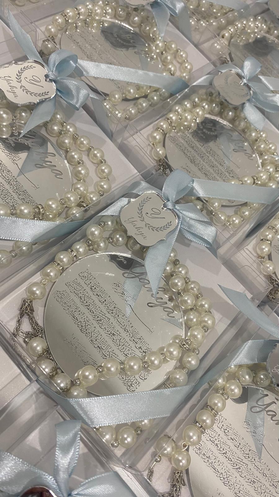 Bracket shaped favour tags