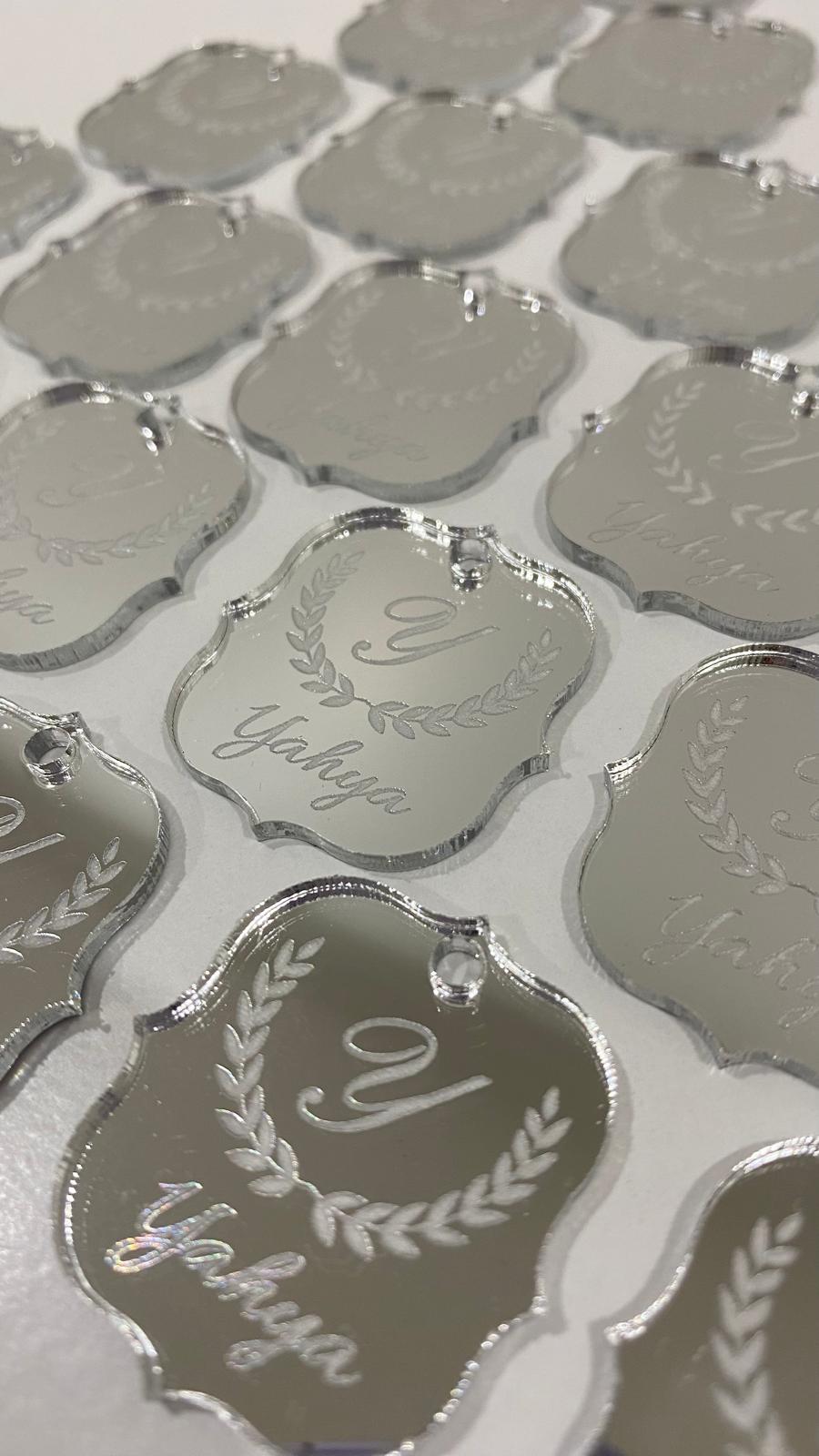 Bracket shaped favour tags