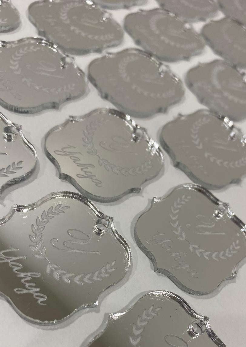 Bracket shaped favour tags